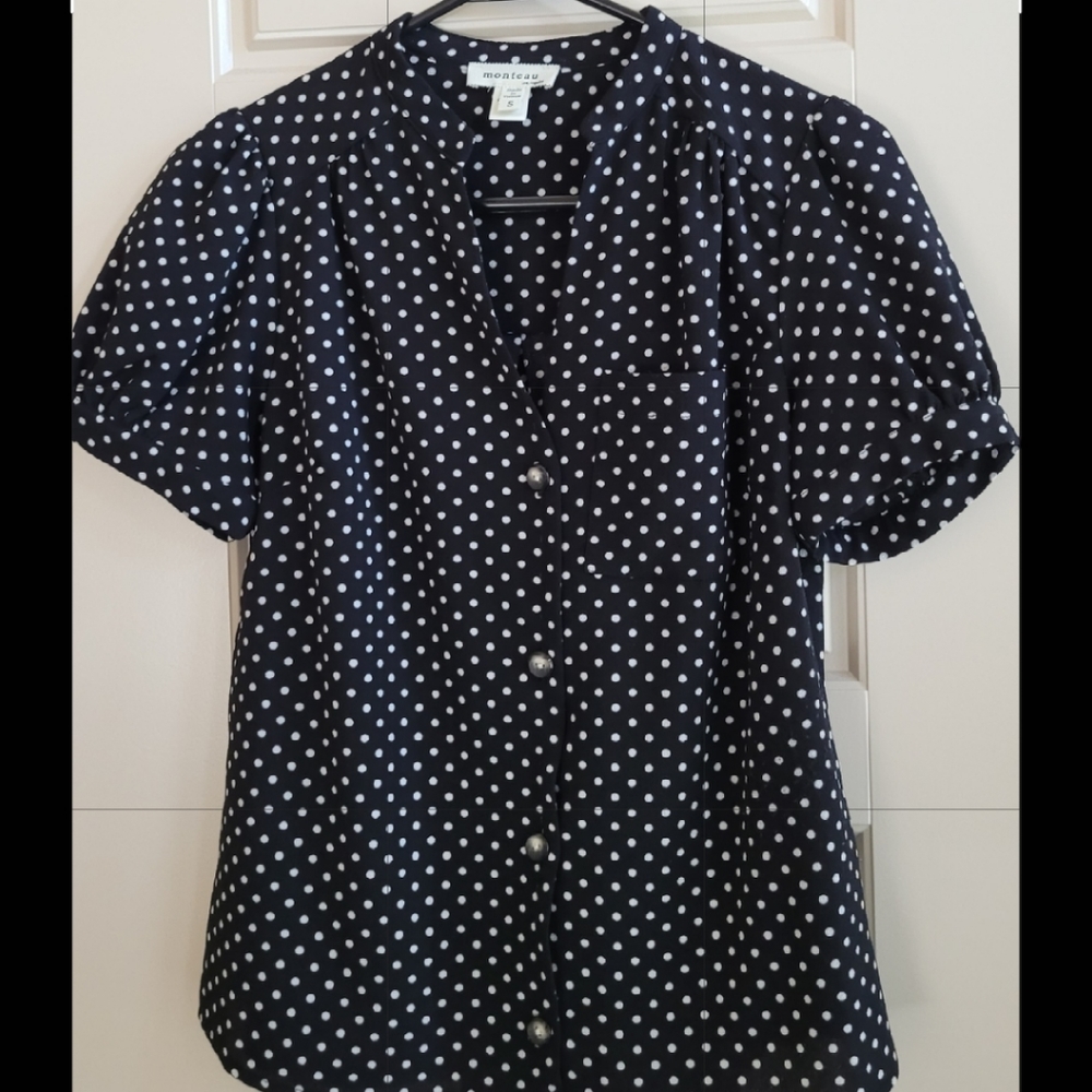 Monteau Black on White Polkadot short sleeve button Shirt in Size Small